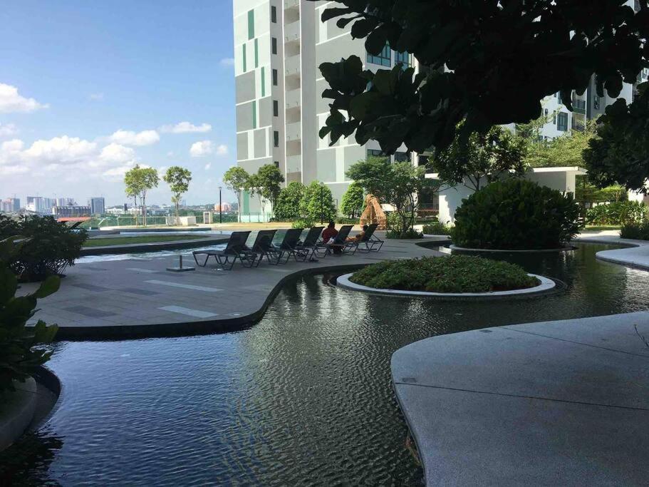 ג'והור בהרו Homenest Jb City Poolview Suite By Cozy Home מראה חיצוני תמונה